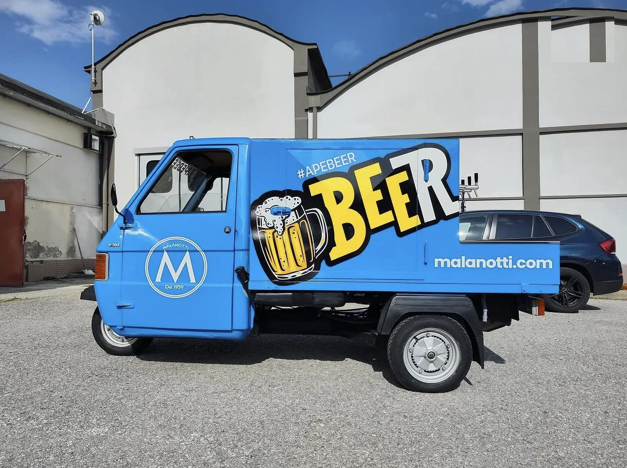 Ape Beer Malanotti vista di lato, con logo e impianto di spillatura per feste ed eventi
