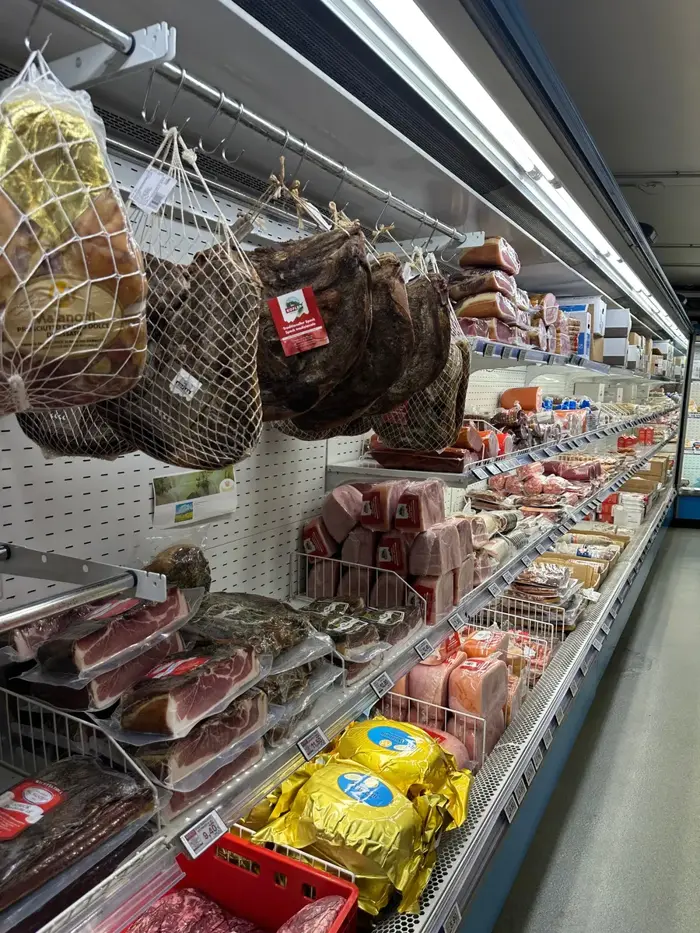 Banco salumi e alimentari dell’Ingrosso Cash & Carry Malanotti a Croviana