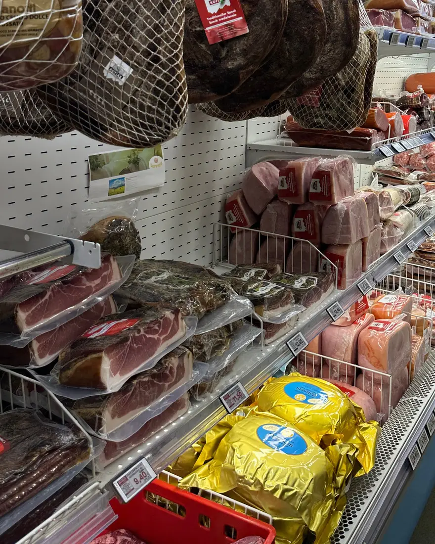 Banco frigo con salumi e prodotti alimentari all’Ingrosso Cash & Carry Malanotti di Croviana